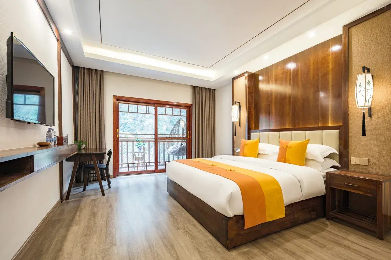 Spacious New-Chinese style king room at Baofeng Xianju Zhangjiajie