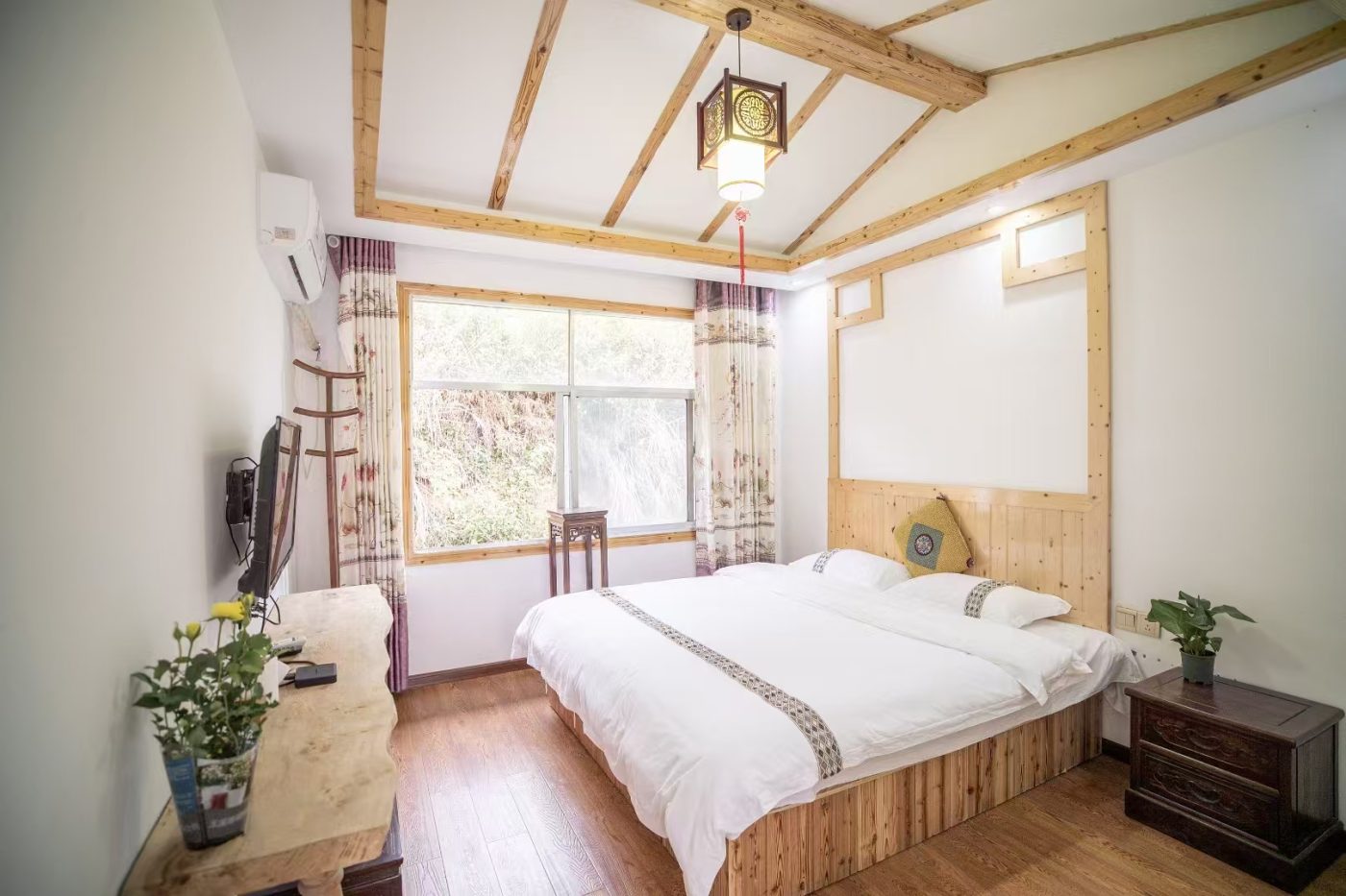 Characterful double room with exposed beams at Cloud-top Tea Garden Zhangjiajie