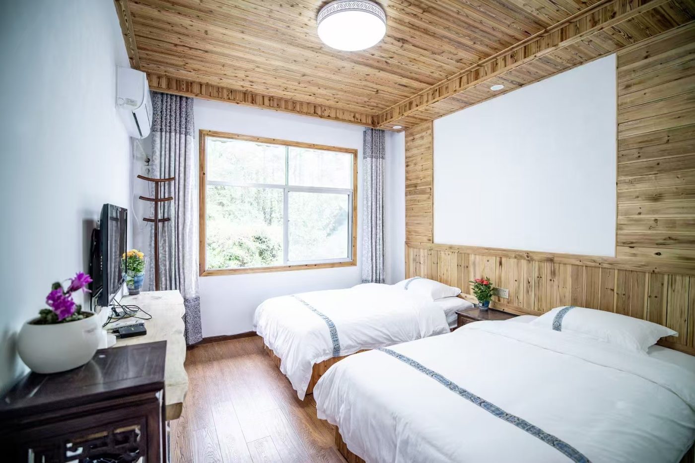 Bright twin room with forest views at Cloud-top Tea Garden Zhangjiajie