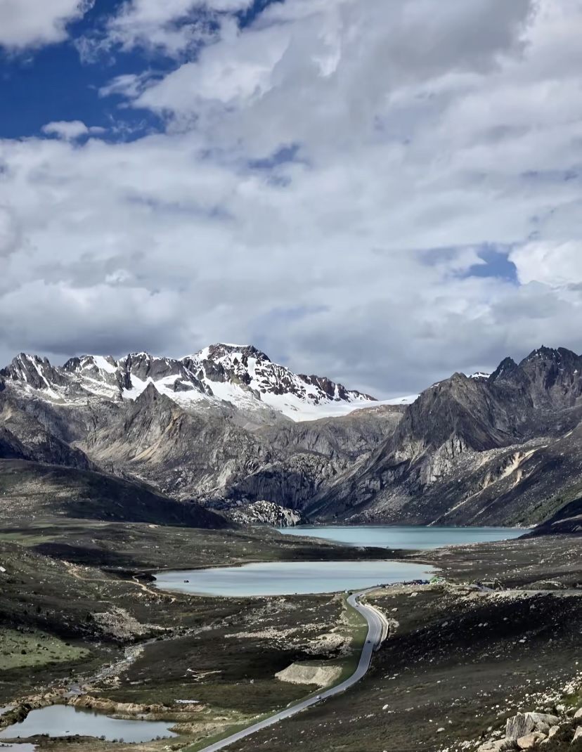 Snow mountains and alpine lakes in western Sichuan