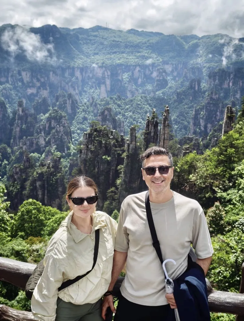 Guests at a Zhangjiajie pillar viewpoint